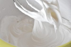 Lagkage med marengs forårslagkage opskrift