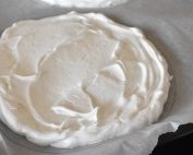 Lagkage med marengs forårslagkage opskrift