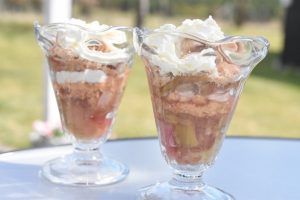 Rabarbertrifli med makroner - nem dessert