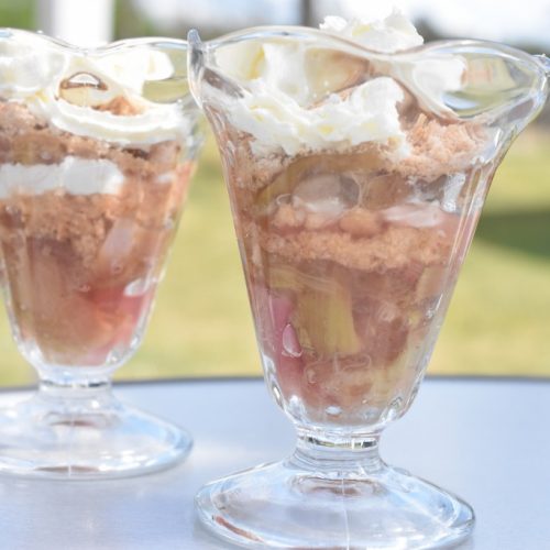 Rabarbertrifli med makroner - nem dessert