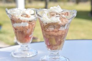 Rabarbertrifli med makroner - nem dessert