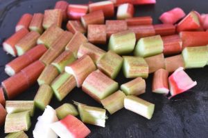 Rabarbersnitter med crumble topping opskrift