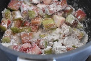 Rabarbersnitter med crumble topping opskrift