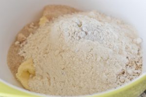 Rabarbersnitter med crumble topping opskrift
