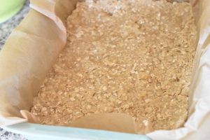 Rabarbersnitter med crumble topping opskrift