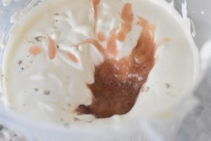 Marengsroulade med rabarber flødeskum