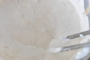 Marengsroulade med rabarber flødeskum