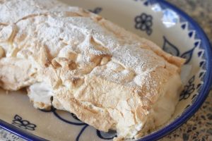 Marengsroulade med rabarber flødeskum