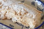 Marengsroulade med rabarber flødeskum