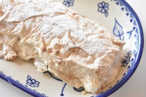 Marengsroulade med rabarber flødeskum