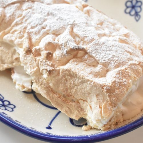 Marengsroulade med rabarber flødeskum