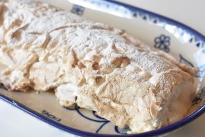 Marengsroulade med rabarber flødeskum
