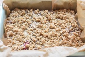 DSC_1949 • nogetiovnen.dk Rabarbersnitter med crumble topping opskrift