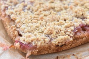 DSC_1958 • nogetiovnen.dk Rabarbersnitter med crumble topping opskrift