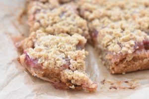 DSC_1959 • nogetiovnen.dk Rabarbersnitter med crumble topping opskrift