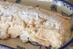 Marengsroulade med rabarber flødeskum