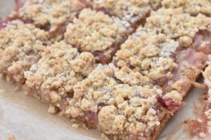 Rabarbersnitter med crumble topping opskrift