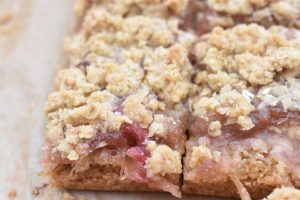 DSC_1972 • nogetiovnen.dk Rabarbersnitter med crumble topping opskrift