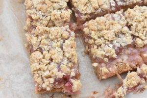 DSC_1974 • nogetiovnen.dk Rabarbersnitter med crumble topping opskrift