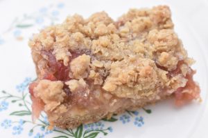 DSC_1978 • nogetiovnen.dk Rabarbersnitter med crumble topping opskrift