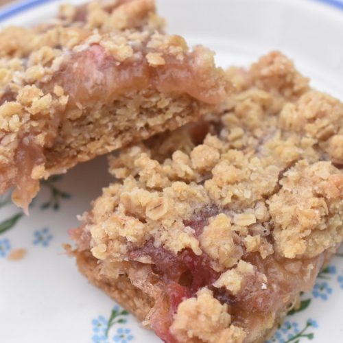 Rabarbersnitter med crumble topping opskrift