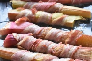 Rabarber med bacon opskrift til grill eller ovn
