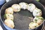 Pull apart hvidløgsbrød - opskrift på madbrød