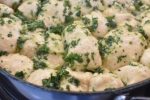 Pull apart hvidløgsbrød - opskrift på madbrød