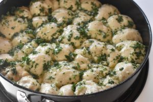 Pull apart hvidløgsbrød - opskrift på madbrød