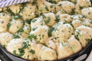 Pull apart hvidløgsbrød - opskrift på madbrød