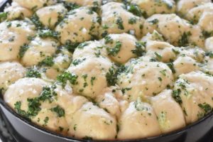 Pull apart hvidløgsbrød - opskrift på madbrød