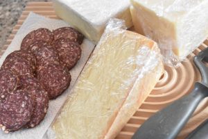 Ost og pølse til tapas