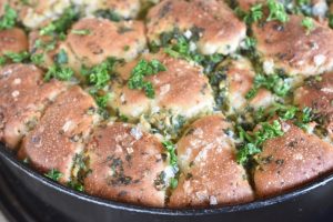 Pull apart hvidløgsbrød - opskrift på madbrød
