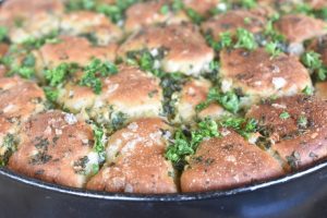 Pull apart hvidløgsbrød - opskrift på madbrød