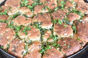 Pull apart hvidløgsbrød - opskrift på madbrød