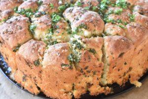 Pull apart hvidløgsbrød - opskrift på madbrød