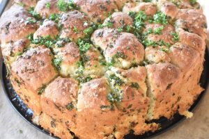 Pull apart hvidløgsbrød - opskrift på madbrød
