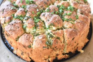 Pull apart hvidløgsbrød - opskrift på madbrød