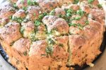 Pull apart hvidløgsbrød - opskrift på madbrød
