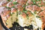 Pull apart hvidløgsbrød - opskrift på madbrød
