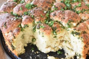 Pull apart hvidløgsbrød - opskrift på madbrød