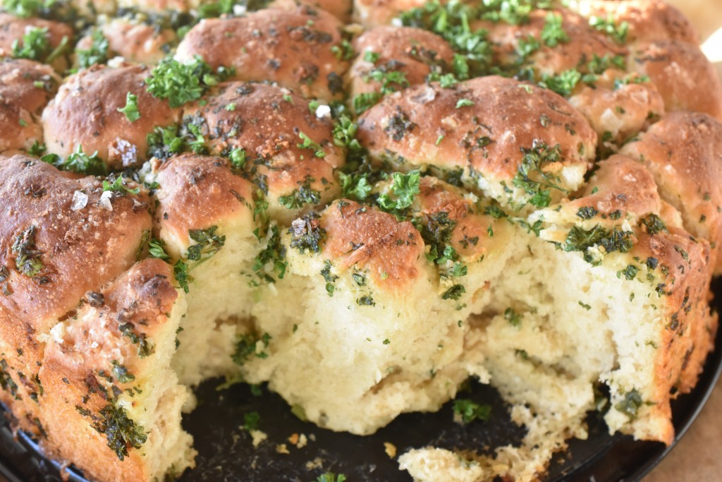 Pull apart hvidløgsbrød - opskrift på madbrød
