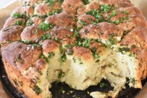 Pull apart hvidløgsbrød - opskrift på madbrød