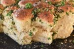 Pull apart hvidløgsbrød - opskrift på madbrød