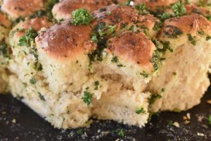 Pull apart hvidløgsbrød - opskrift på madbrød