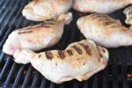 Kylling på grill - opskrift på grillede kyllingelår