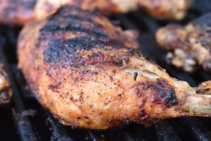Kyllingelår på grill - opskrift på grillet kylling