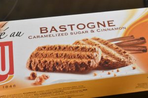 Bastogne kage med marengs flødeskum & bær