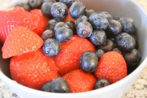 Bastogne kage med marengs flødeskum & bær