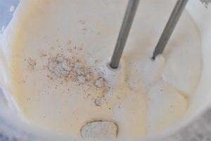 Bastogne kage med marengs flødeskum & bær